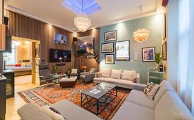 Venus Apartments - The Actor'S Den
